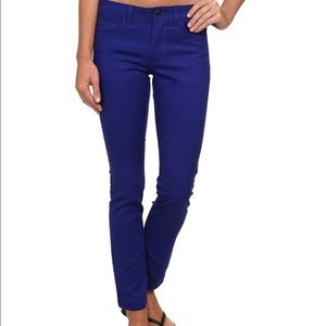 Black Diamond Stretch Font - blue, size 10